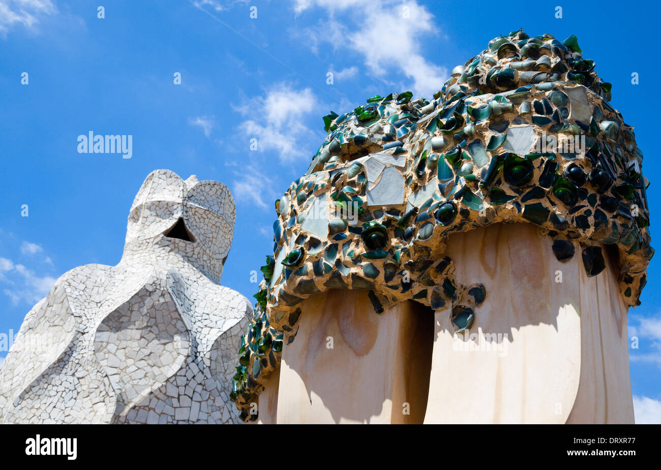 In Spagna, in Catalogna, Barcellona, camini e sfiati sul tetto di Casa Mila appartamento edificio, La Pedrera o pietra di cava, da Gaudì. Foto Stock