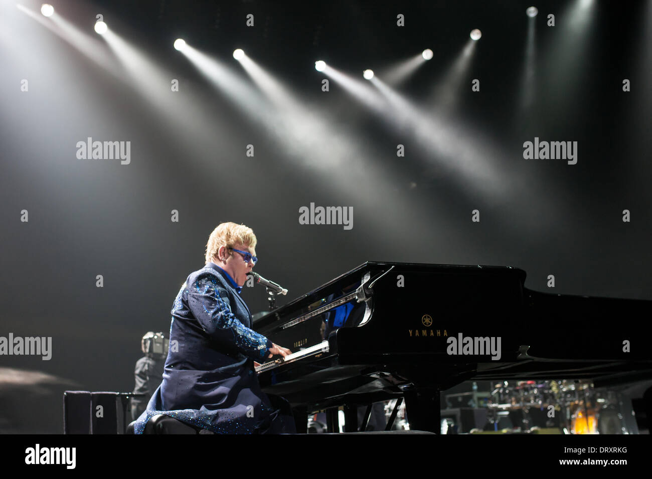 London Ontario, Canada. Febbraio 3, 2014. Sir Elton John esegue in concerto a Budweiser giardini. Essa è stata la sua prima performance canadese del suo 2014 World Tour. La sua ultima performance di Londra è stata nel 2006 nello stesso luogo. Credito: Mark Spowart/Alamy Live News Foto Stock