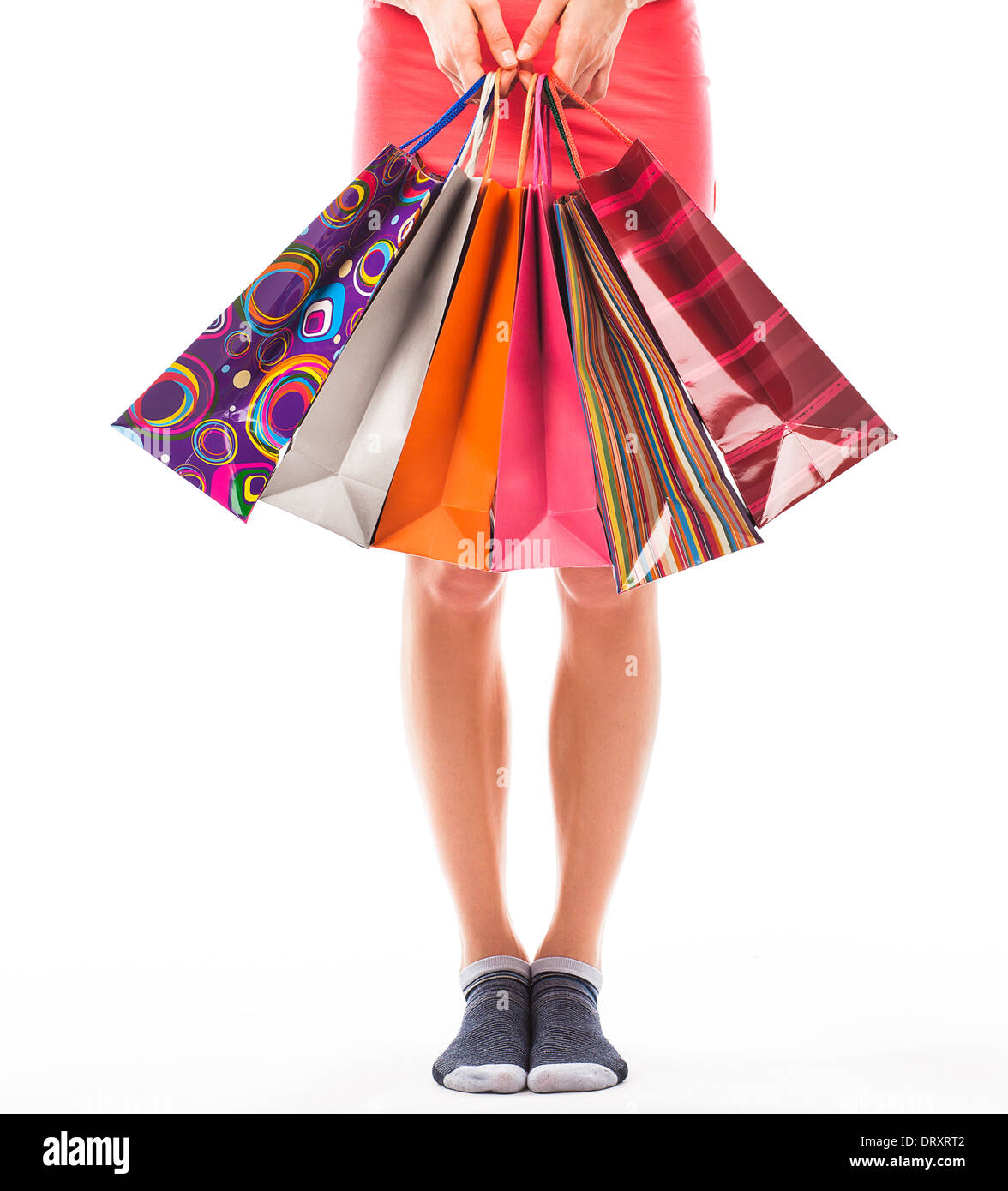 Giovane donna azienda borse per lo shopping, la vista del suo corpo inferiore Foto Stock