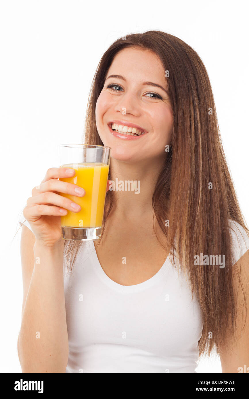 Piuttosto giovane donna con un bicchiere di succo di arancia, isolato su bianco Foto Stock