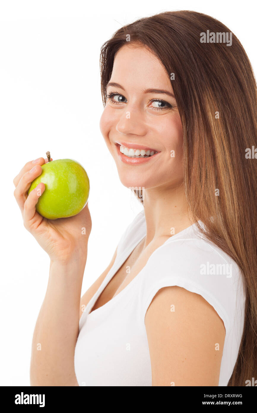 Bella giovane donna di mangiare una mela verde, isolato su bianco Foto Stock