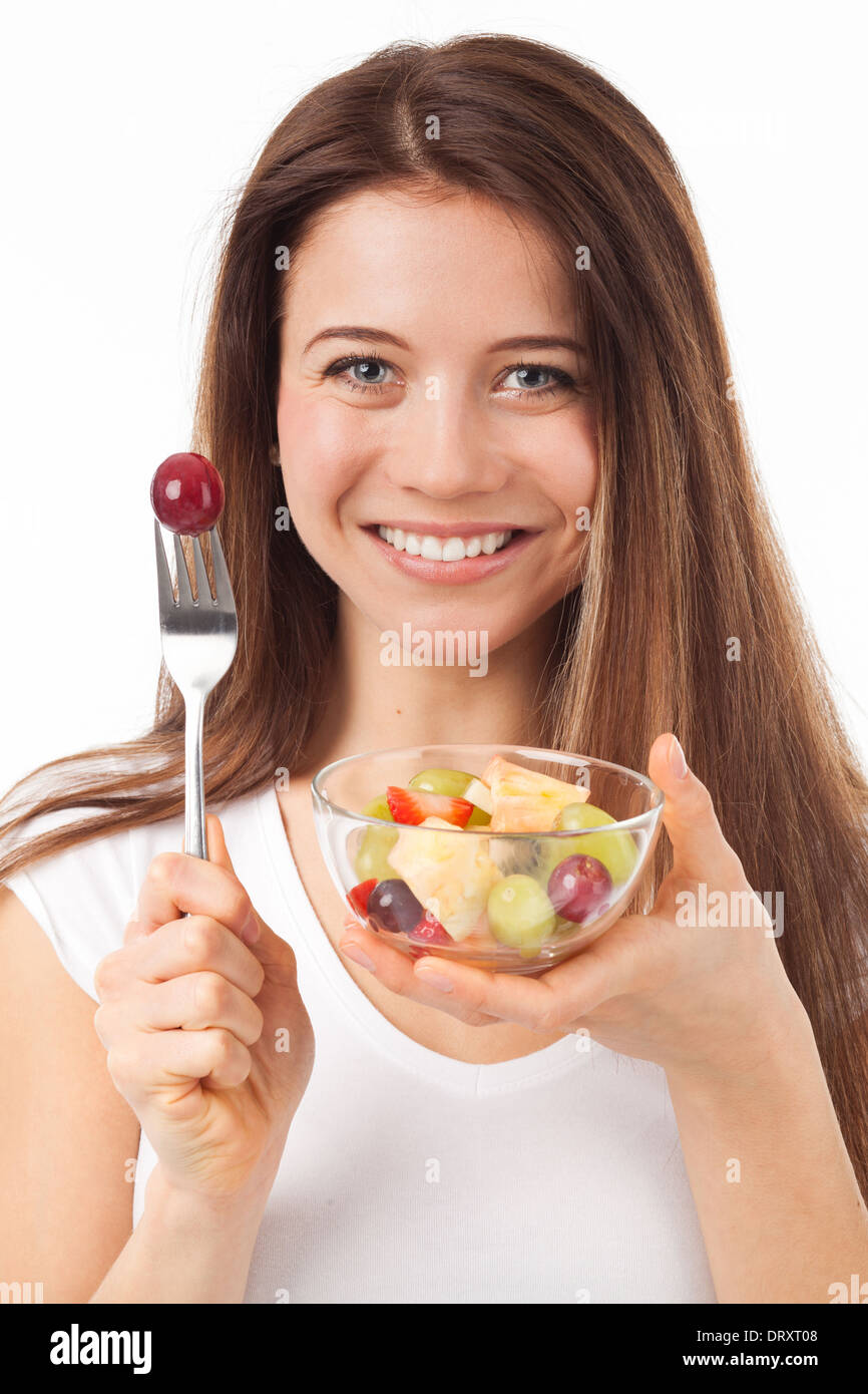 Close up ritratto di una donna bellissima mangiare frutta, isolato su bianco Foto Stock
