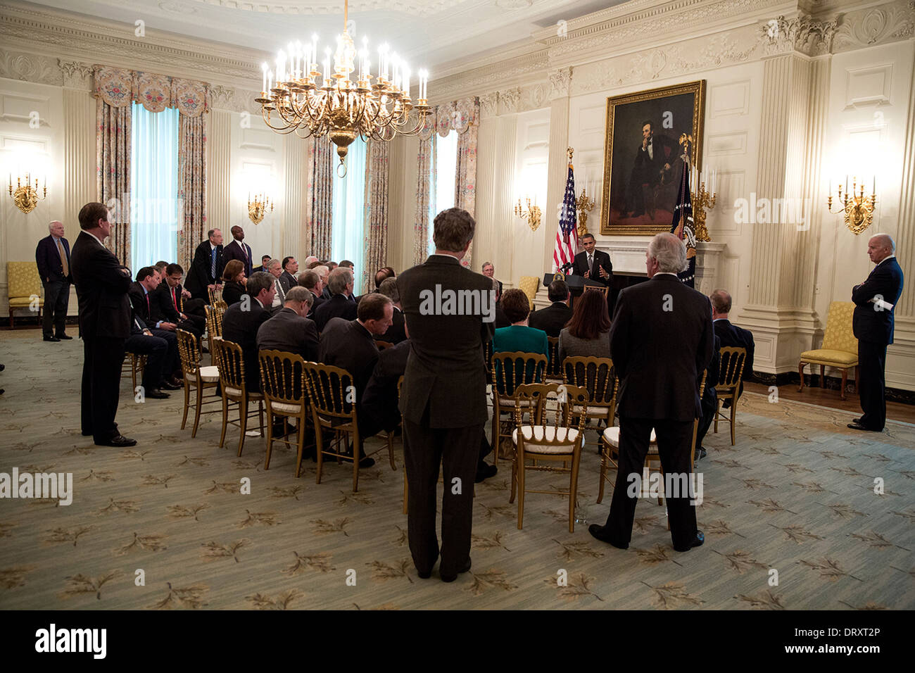 Il Presidente Usa Barack Obama e il Vice Presidente Joe Biden incontrare con il Senato leader della minoranza Mitch McConnell e congresso repubblicano del senato per discutere il governo lo spegnimento e il limite di debito termine nello stato in sala da pranzo della Casa Bianca Ottobre 11, 2013 a Washington, DC. Foto Stock