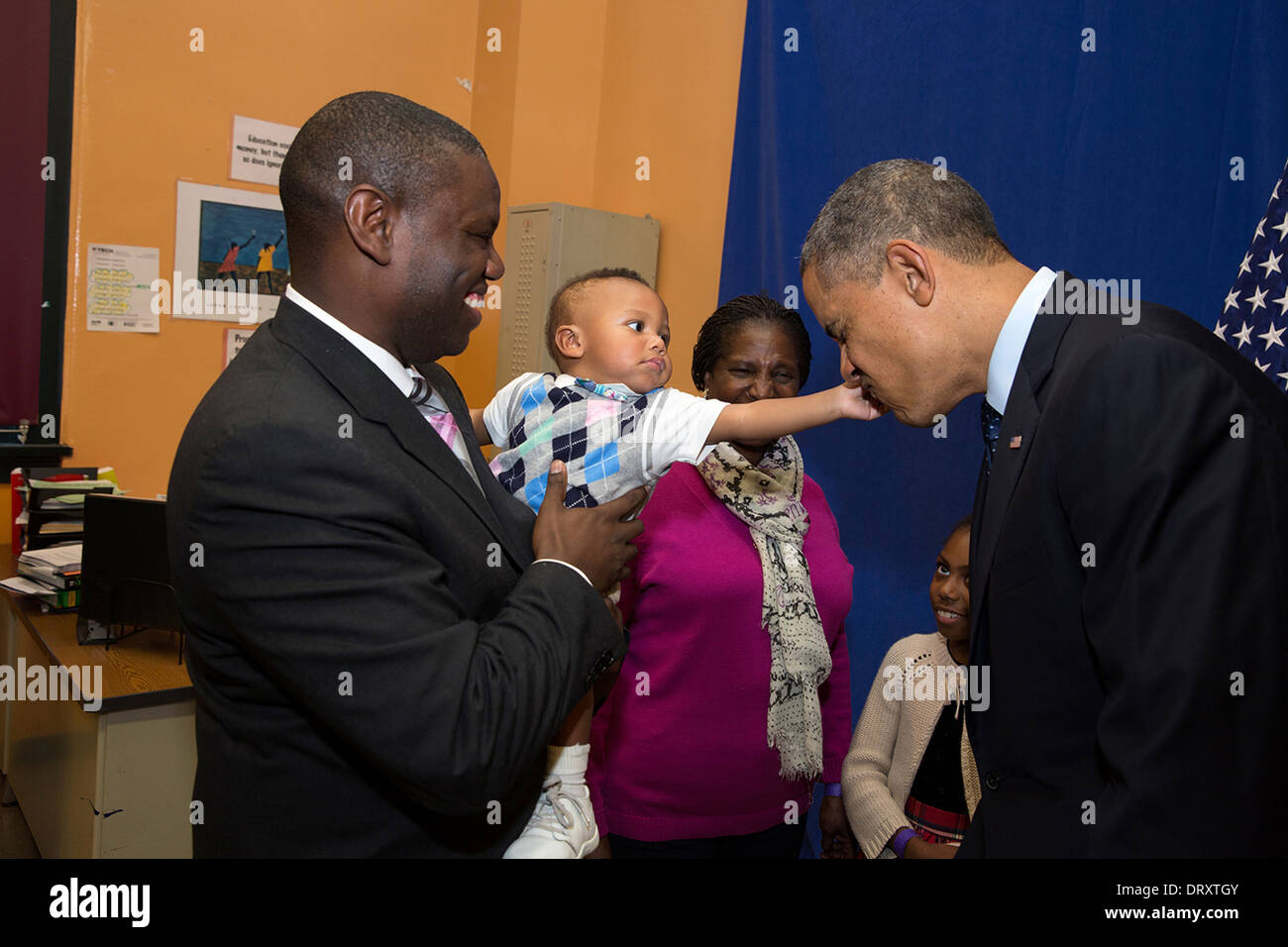 Il Presidente Usa Barack Obama saluta una famiglia in Pathways nella tecnologia primi college di alta scuola in ottobre 25, 2013 a Brooklyn, New York. Foto Stock