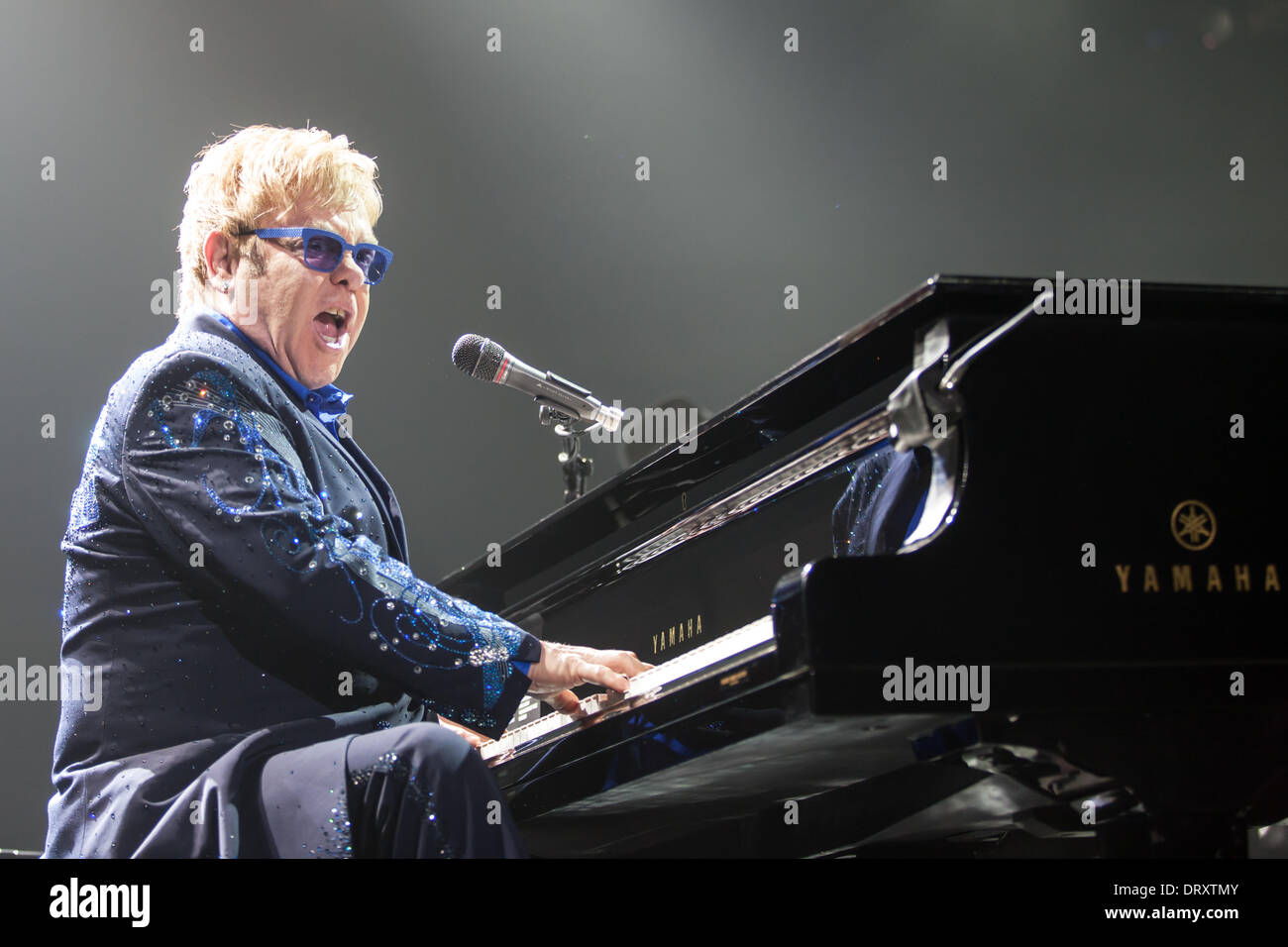 London Ontario, Canada. Febbraio 3, 2014. Sir Elton John esegue in concerto a Budweiser giardini. Essa è stata la sua prima performance canadese del suo 2014 World Tour. La sua ultima performance di Londra è stata nel 2006 nello stesso luogo. Credito: Mark Spowart/Alamy Live News Foto Stock