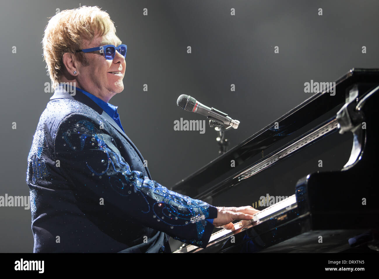 London Ontario, Canada. Febbraio 3, 2014. Sir Elton John esegue in concerto a Budweiser giardini. Essa è stata la sua prima performance canadese del suo 2014 World Tour. La sua ultima performance di Londra è stata nel 2006 nello stesso luogo. Credito: Mark Spowart/Alamy Live News Foto Stock