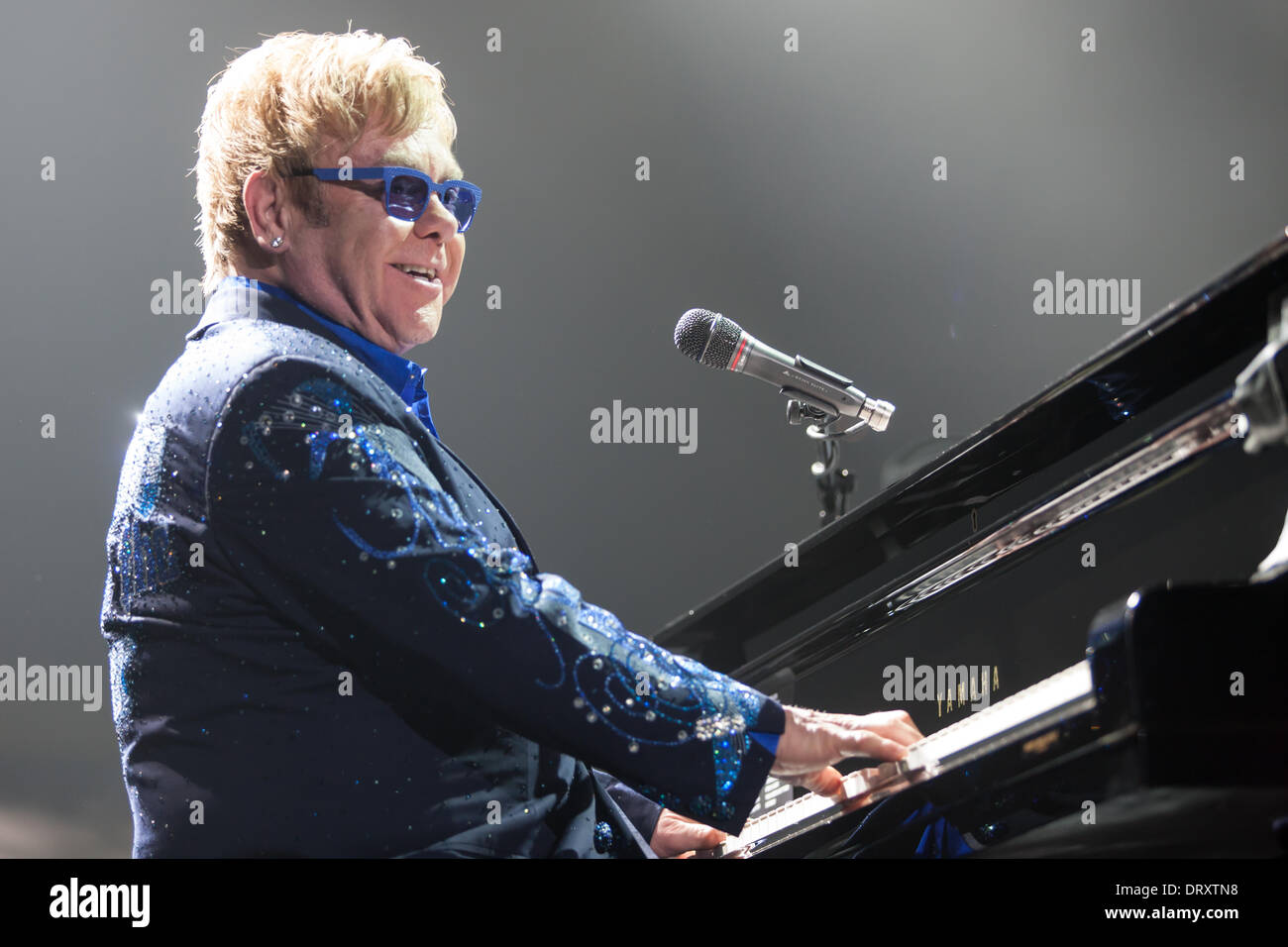 London Ontario, Canada. Febbraio 3, 2014. Sir Elton John esegue in concerto a Budweiser giardini. Essa è stata la sua prima performance canadese del suo 2014 World Tour. La sua ultima performance di Londra è stata nel 2006 nello stesso luogo. Credito: Mark Spowart/Alamy Live News Foto Stock