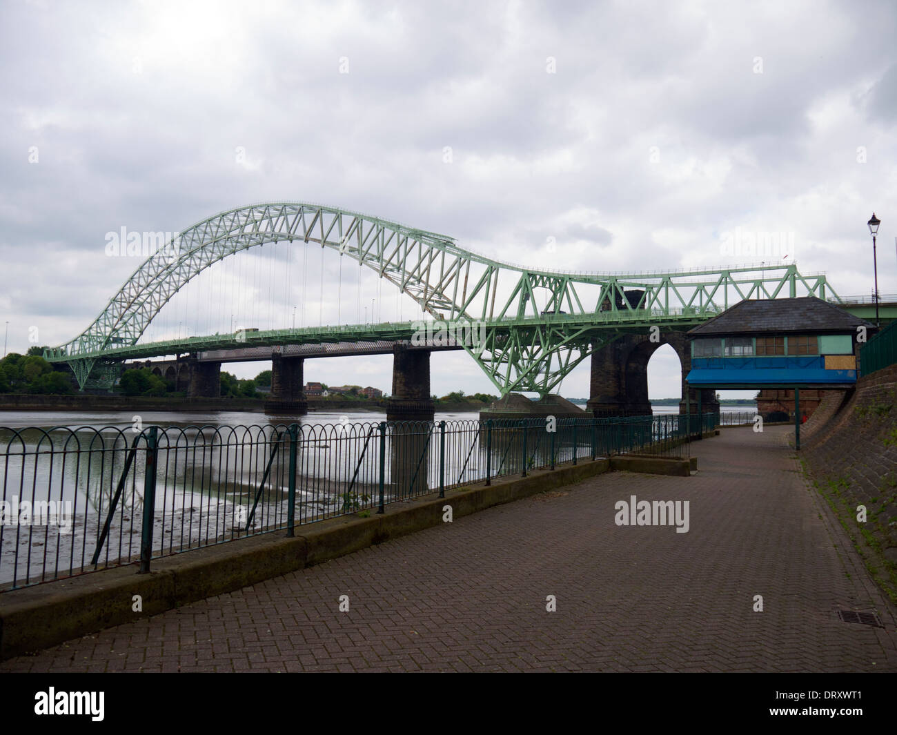 Di Runcorn e Widnes ponte stradale con la vecchia capanna blu Foto Stock