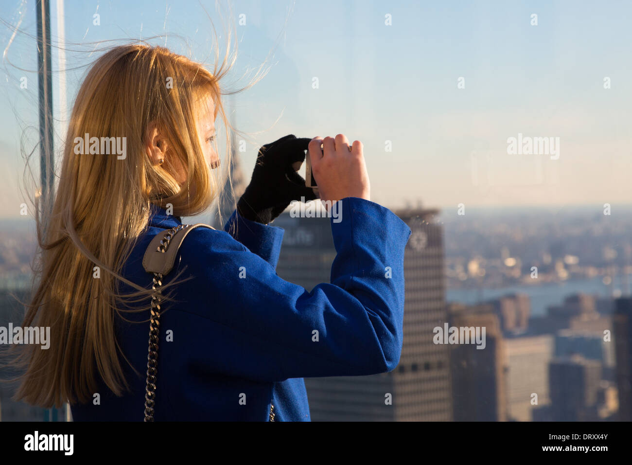Una donna guarda la vista dalla cima della Roccia piattaforma di osservazione, il Rockefeller Center, NYC Foto Stock