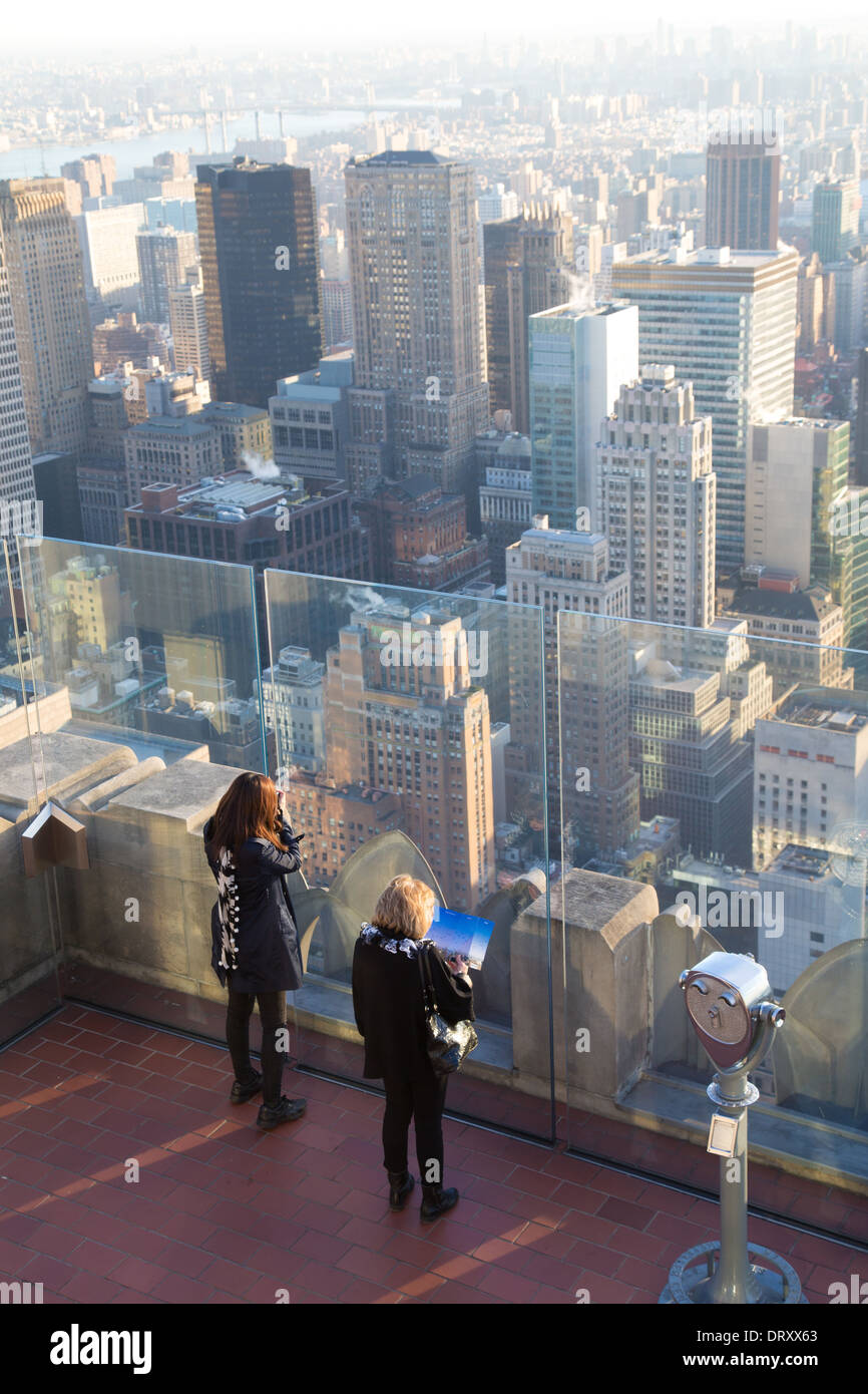 Due donne guardando la vista dalla cima della Roccia piattaforma di osservazione, il Rockefeller Center, NYC Foto Stock