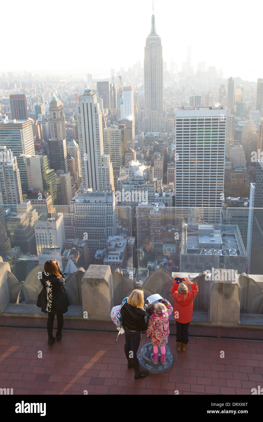 Una famiglia guarda la vista dalla cima della Roccia piattaforma di osservazione, il Rockefeller Center, NYC Foto Stock