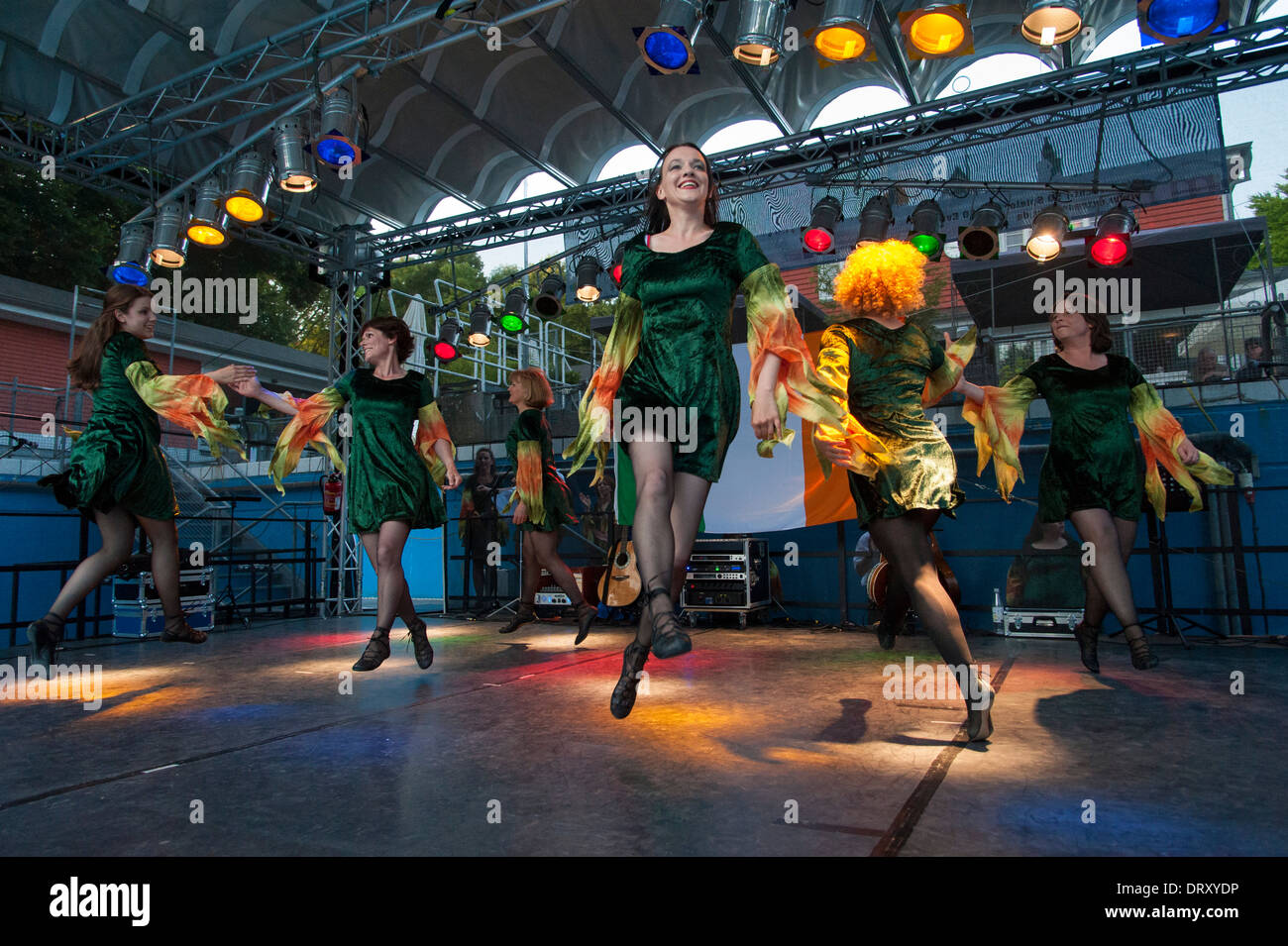 La danza irlandese CEILI Ensemble esegue tradizionali danze irlandesi su un palco. Foto Stock