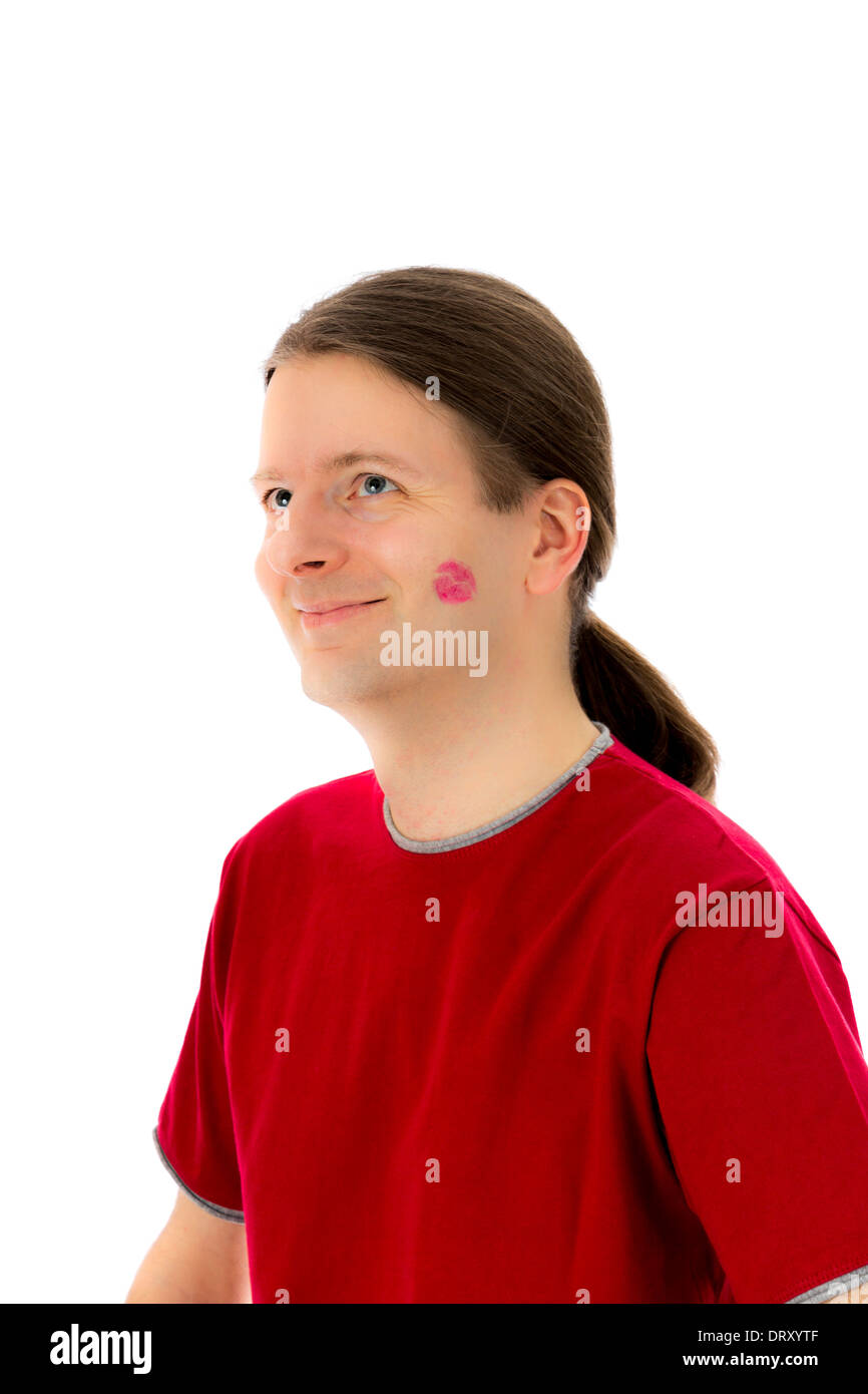 Giovane uomo sorridente felicemente a causa di un bacio per il giorno di San Valentino e il concetto di amore Foto Stock