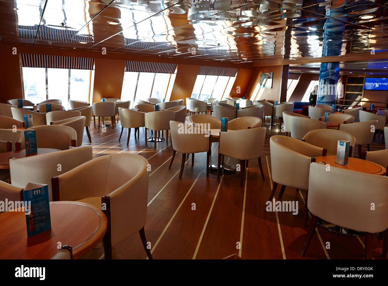 Svuotare lounge bar ristorante sul traghetto moderno Foto Stock