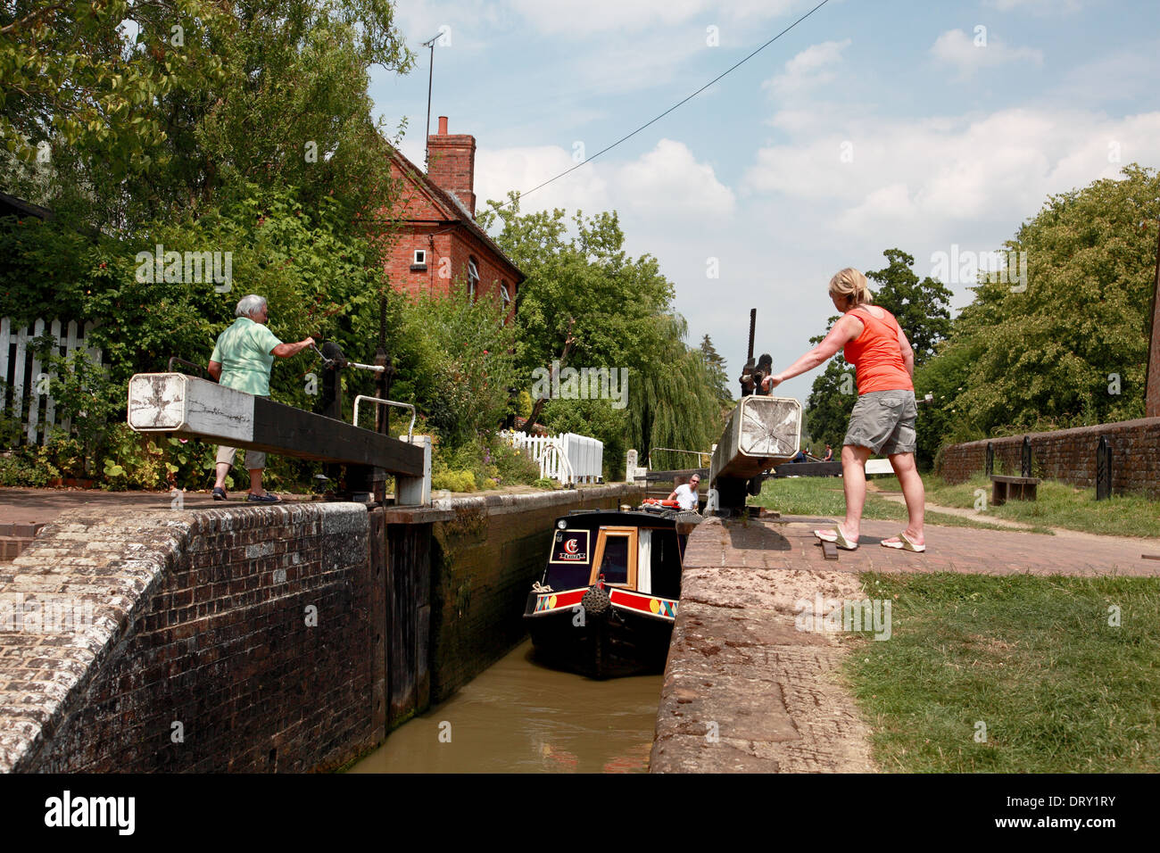 Un narrowboat lasciando Cropredy Lock sul canale di Oxford nel villaggio di Cropredy, Oxfordshire Foto Stock