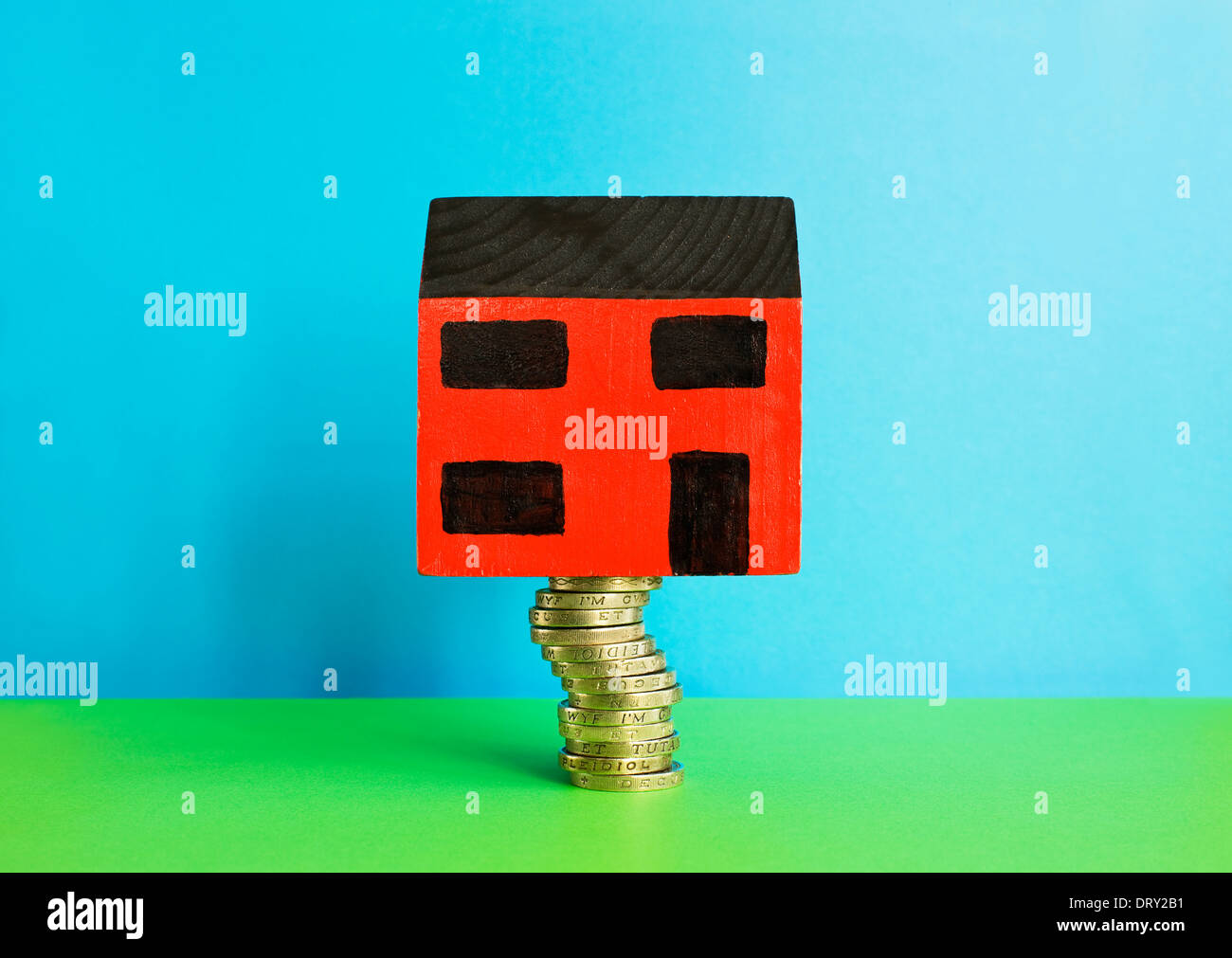 Toy casa su una libbra di monete Foto Stock