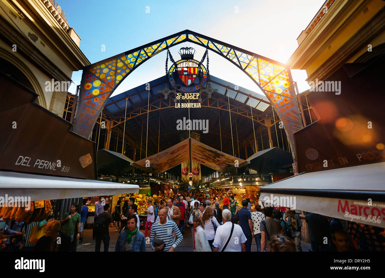 Il mercato della Boqueria (Mercat de Sant Josep de la Boquería) a La Rambla. Barcellona. La Catalogna. Spagna Foto Stock