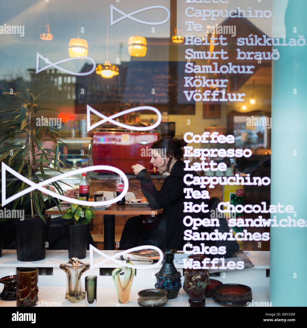 Finestra di cafè locale a Reykjavik, Islanda Foto Stock