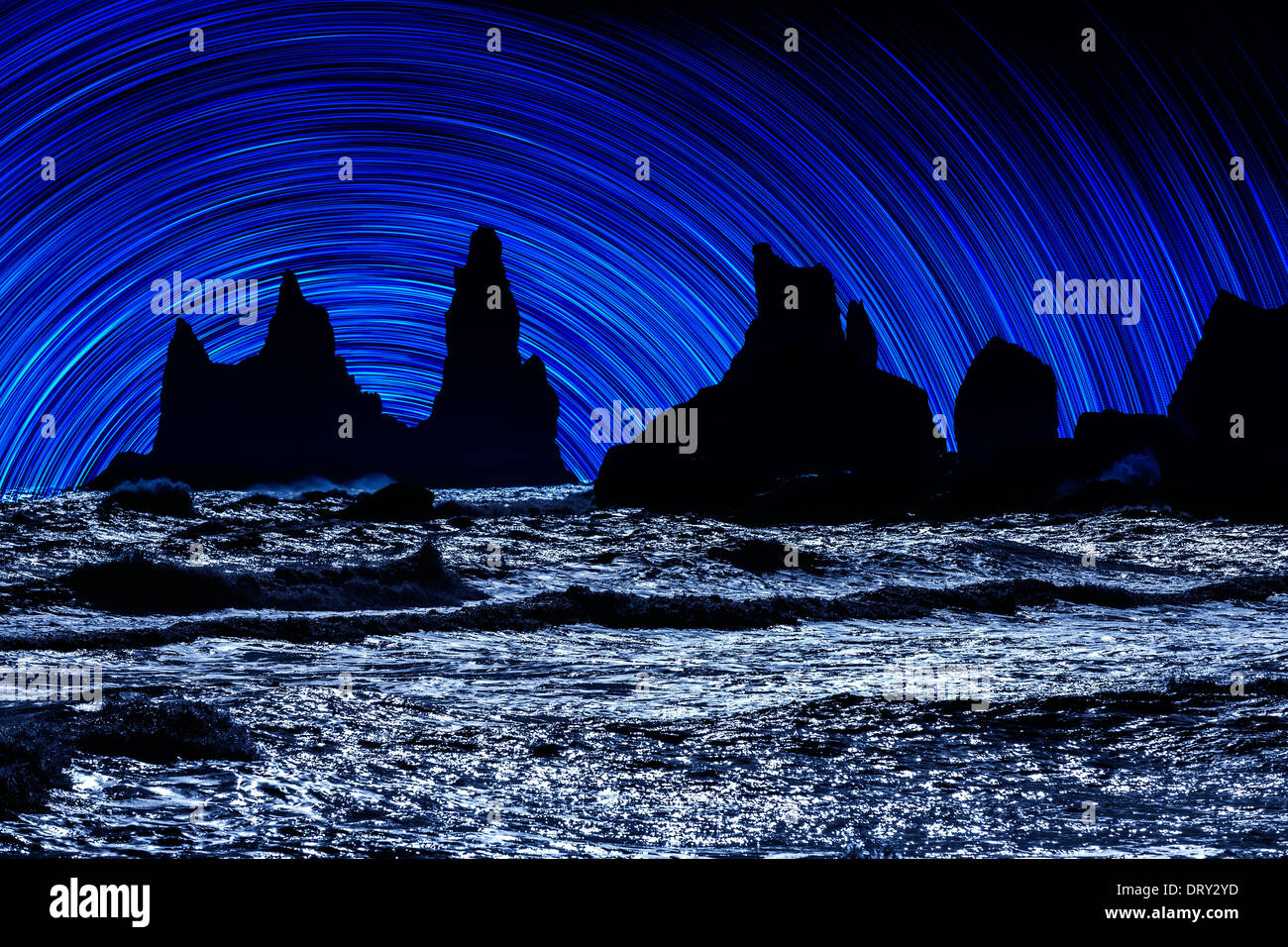 Composito Digitale di grandi rocce e mare e Islanda Foto Stock