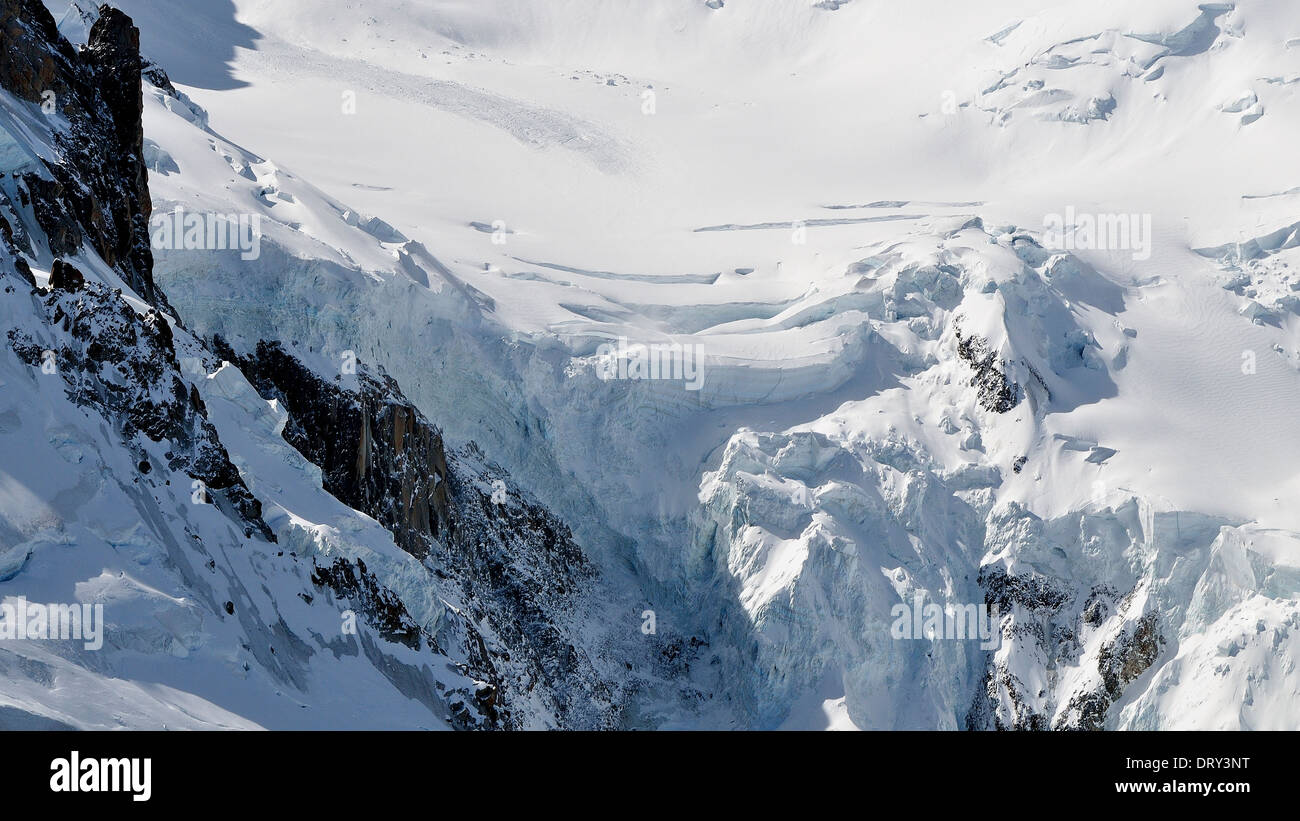 Glacier visto dalla parte superiore della Aiguille du Midi al di sotto di Mont Blanc Foto Stock
