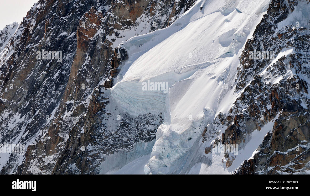 Ghiaccio e roccia sul lato della montagna. Foto Stock