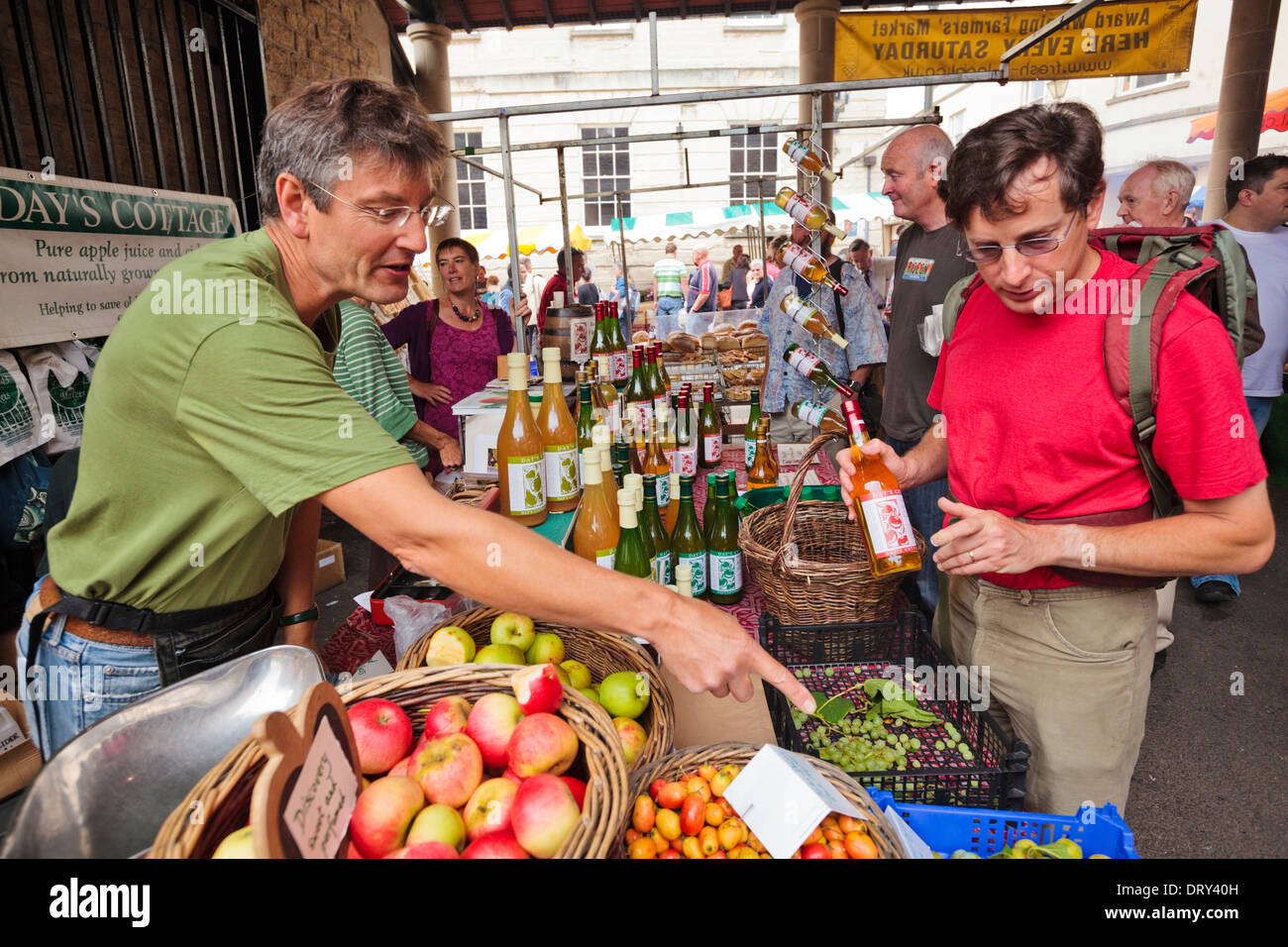 Raccolte a mano scoperta mele per vendita a Stroud Mercato degli Agricoltori, GLOUCESTERSHIRE REGNO UNITO Foto Stock