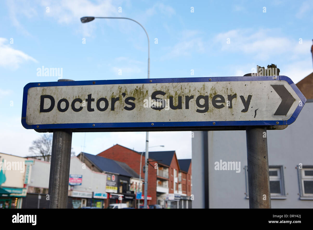 Segno per medici locali la chirurgia dunmurry Belfast Regno Unito Foto Stock