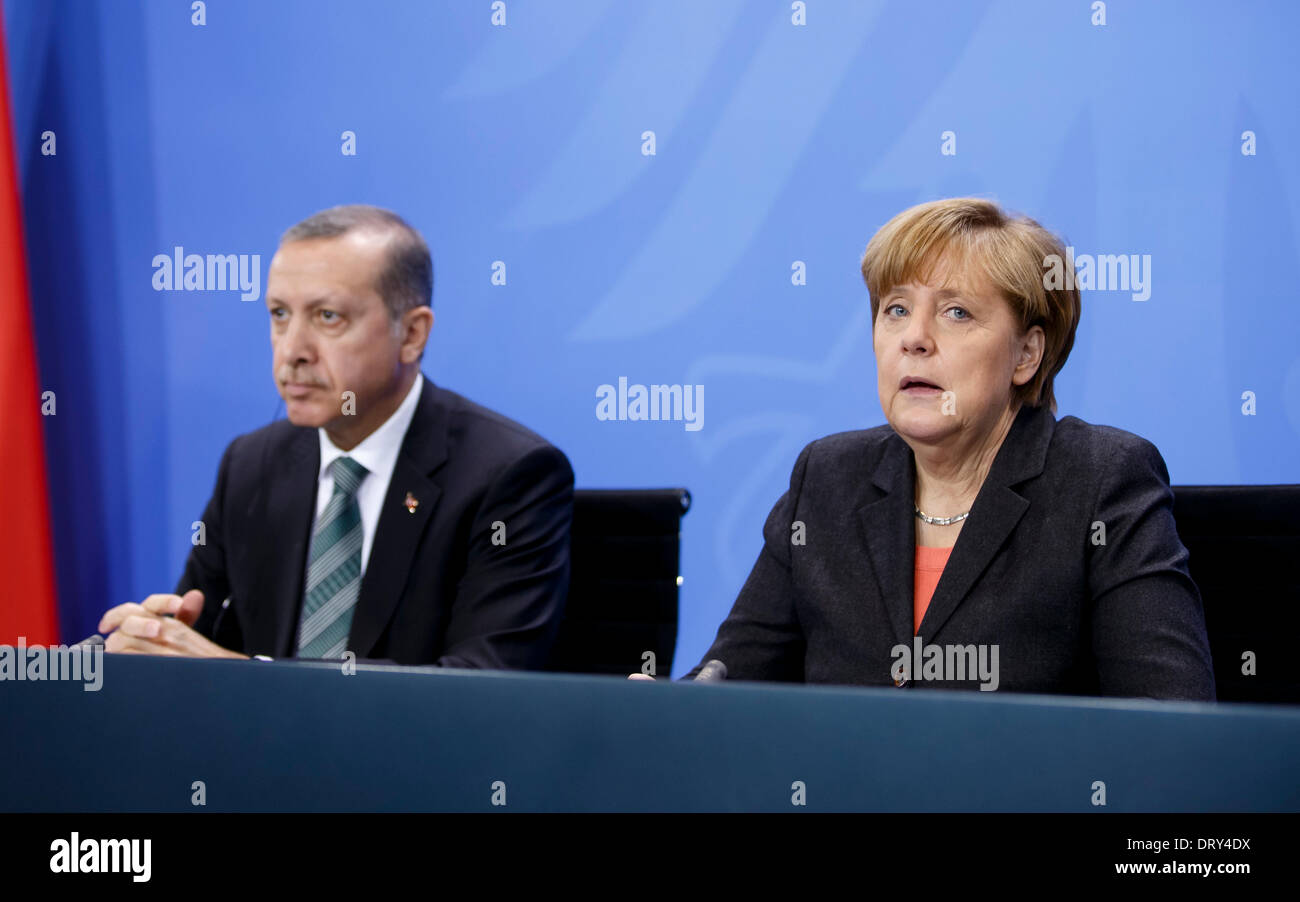 Berlino, Germania. Febbraio04th, 2014. Il cancelliere tedesco Angela Merkel accoglie con favore il primo ministro turco Recep Tayyip Erdogan per lo scambio di opinioni presso la Cancelleria federale. Il focus della conversazione comune è la relazioni bilaterali e questioni di attualità internazionale, come la Siria. Dopo la riunione, essi danno una conferenza stampa congiunta presso la cancelleria di Berlino. / Immagine: Türkischer Ministerpräsident Recep Erdogan e Angela Merkel (CDU), il Cancelliere tedesco. Credito: Reynaldo Chaib Paganelli/Alamy Live News Foto Stock