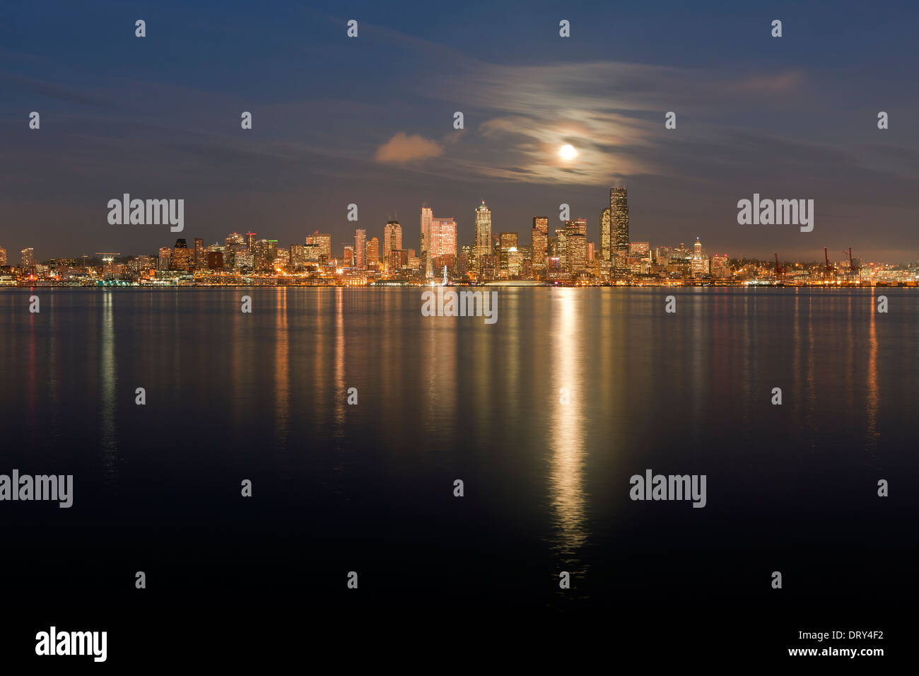 WASHINGTON - la Luna sorge sopra la città di Seattle vista da West Seattle attraverso Elliot Bay. 2013 Foto Stock