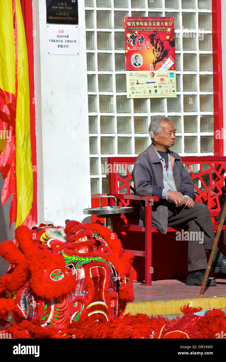 Il vecchio uomo cinese si trova al di fuori dell'Hop cantare Tong a Chinatown, Los Angeles. Foto Stock