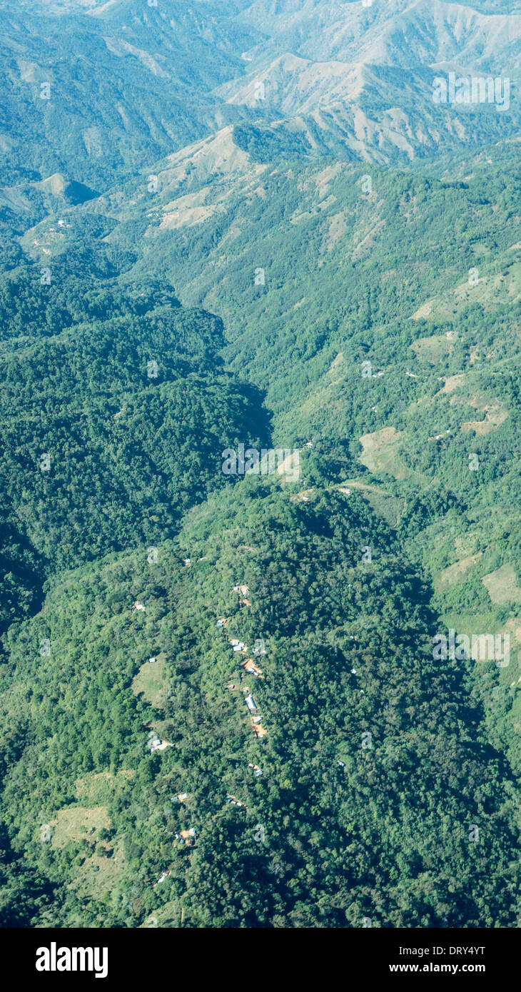 Vista aerea insediamento remoto punteggiando pendici della Sierra Madre del Sur le montagne tra la costa del Pacifico & valle di Oaxaca in Messico Foto Stock