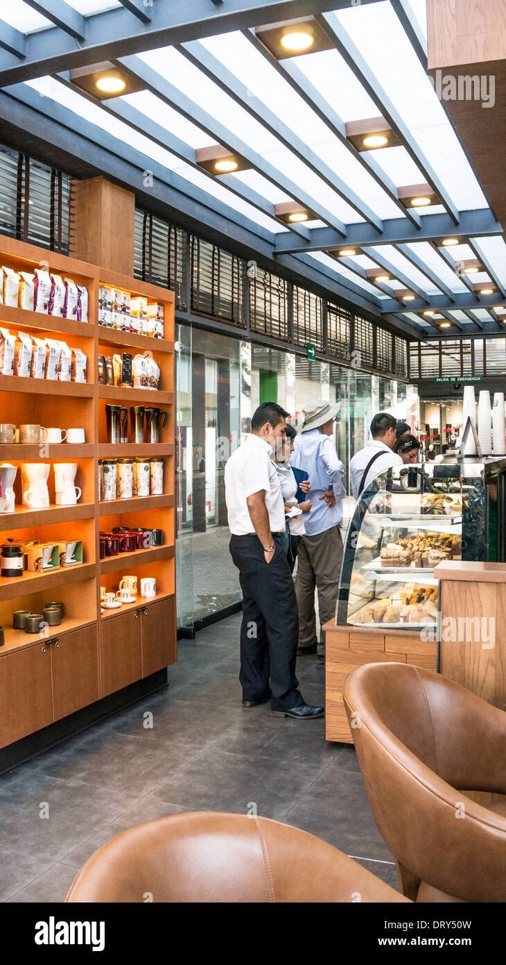 Coppia in attesa in linea controlla la selezione di pasticceria in eleganti nuovo Starbucks Plaza del Parque mini mall Colonia Reforma Oaxaca Foto Stock