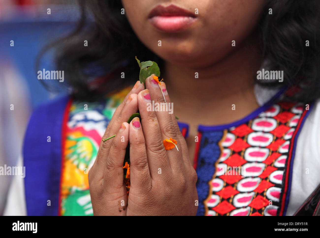 Dacca in Bangladesh. 4 febbraio, 2014. Febbraio 04, 2014 - Dhaka, Bangladesh - Studenti il culto della dea Saraswati, la personificazione della conoscenza, musica, arte e cultura, per le sue benedizioni al Jagannath Hall dell università di Dhaka, Bangladesh nel febbraio 04, 2014. Messenger la stagione della primavera, Saraswati Puja viene celebrato in tutto il paese. Dacca in Bangladesh. © Monirul Alam © Monirul Alam/ZUMAPRESS.com/Alamy Live News Credito: ZUMA Press, Inc./Alamy Live News Foto Stock