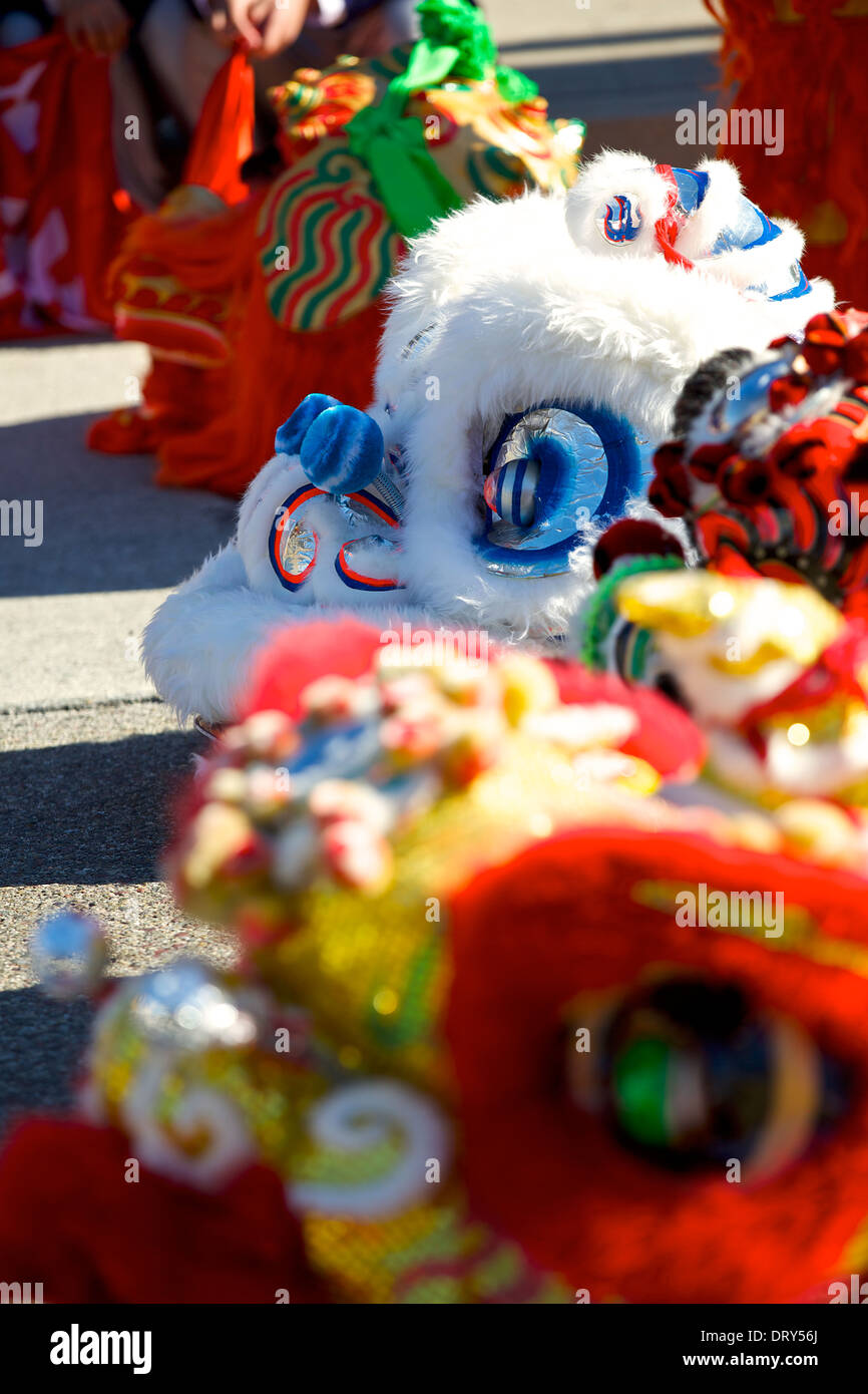 Cinese tradizionale costume Drago pronto per entrare in azione nel Los Angeles Chinatown Parade. Foto Stock