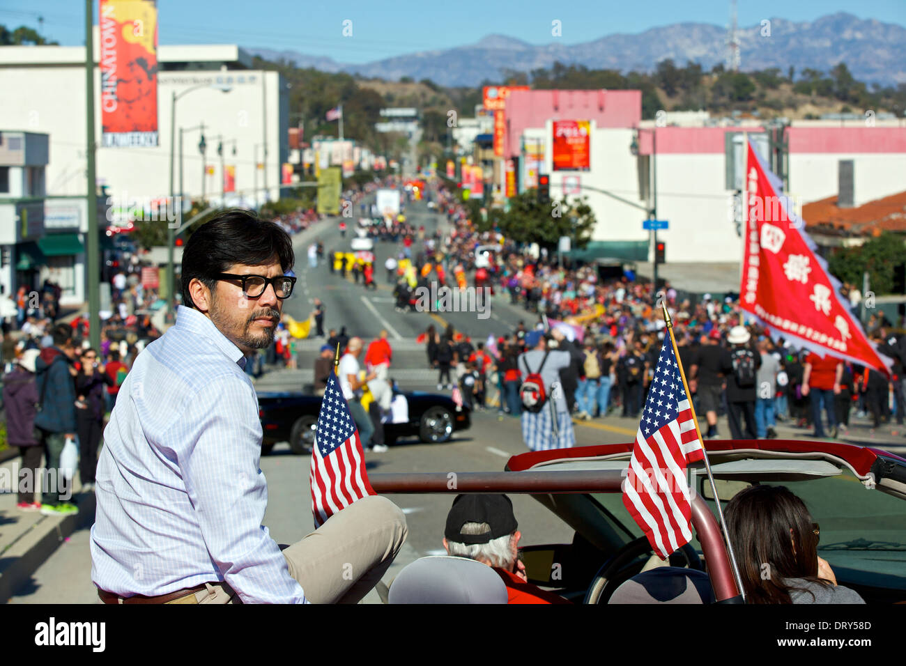 Stato Senatore Kevin De Leon attende a comparire in Los Angeles Chinatown, sfilata di Capodanno. Foto Stock