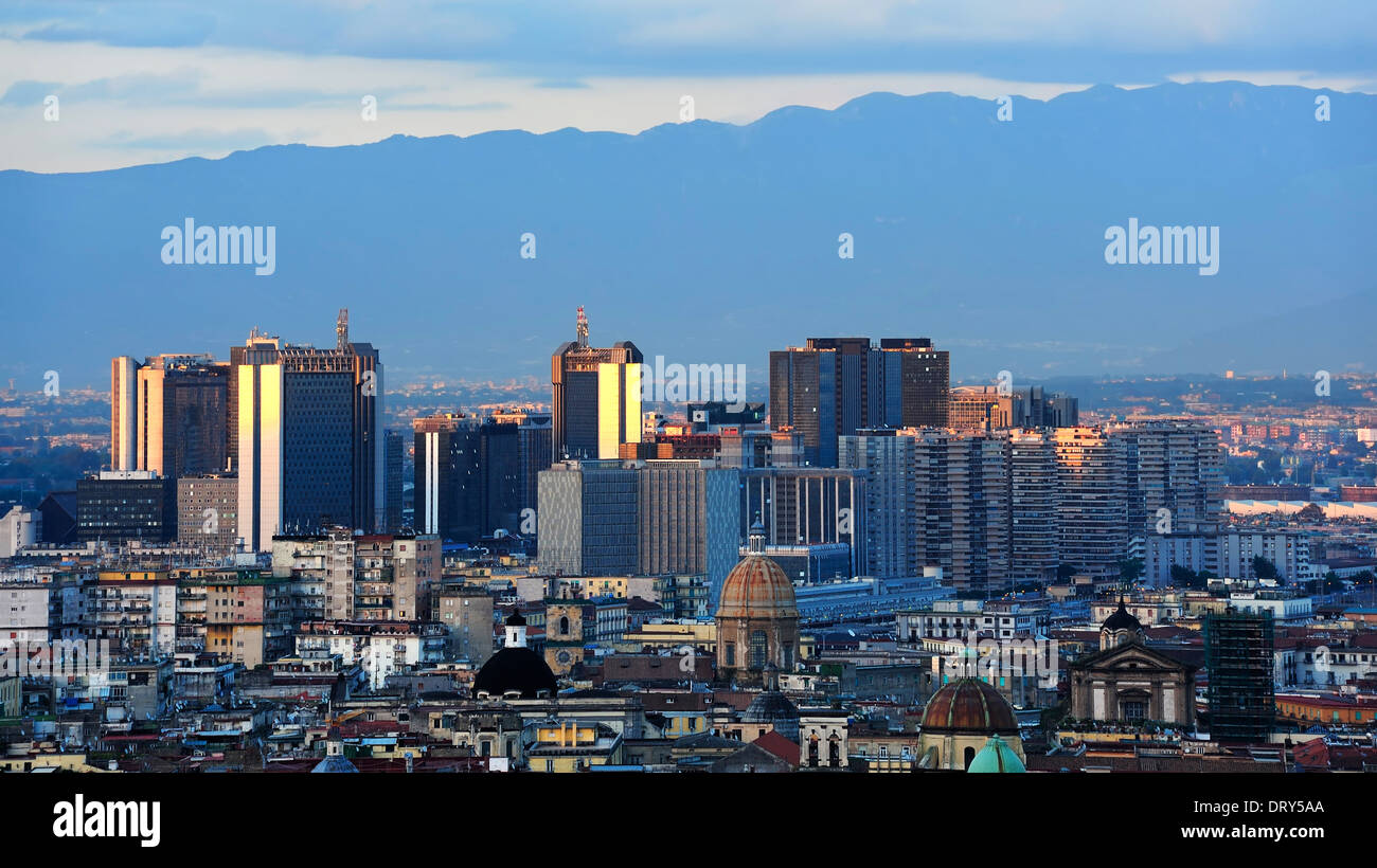 Vista serale di Downtown (Centro Direzionale di Napoli, Italia Foto Stock