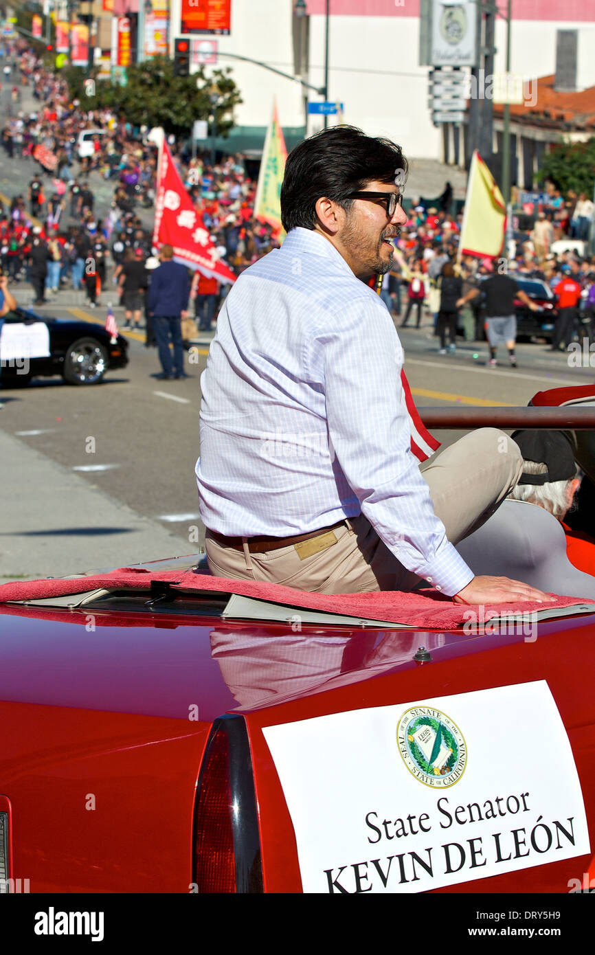 Stato Senatore Kevin De Leon attende a comparire in Los Angeles Chinatown, sfilata di Capodanno. Foto Stock