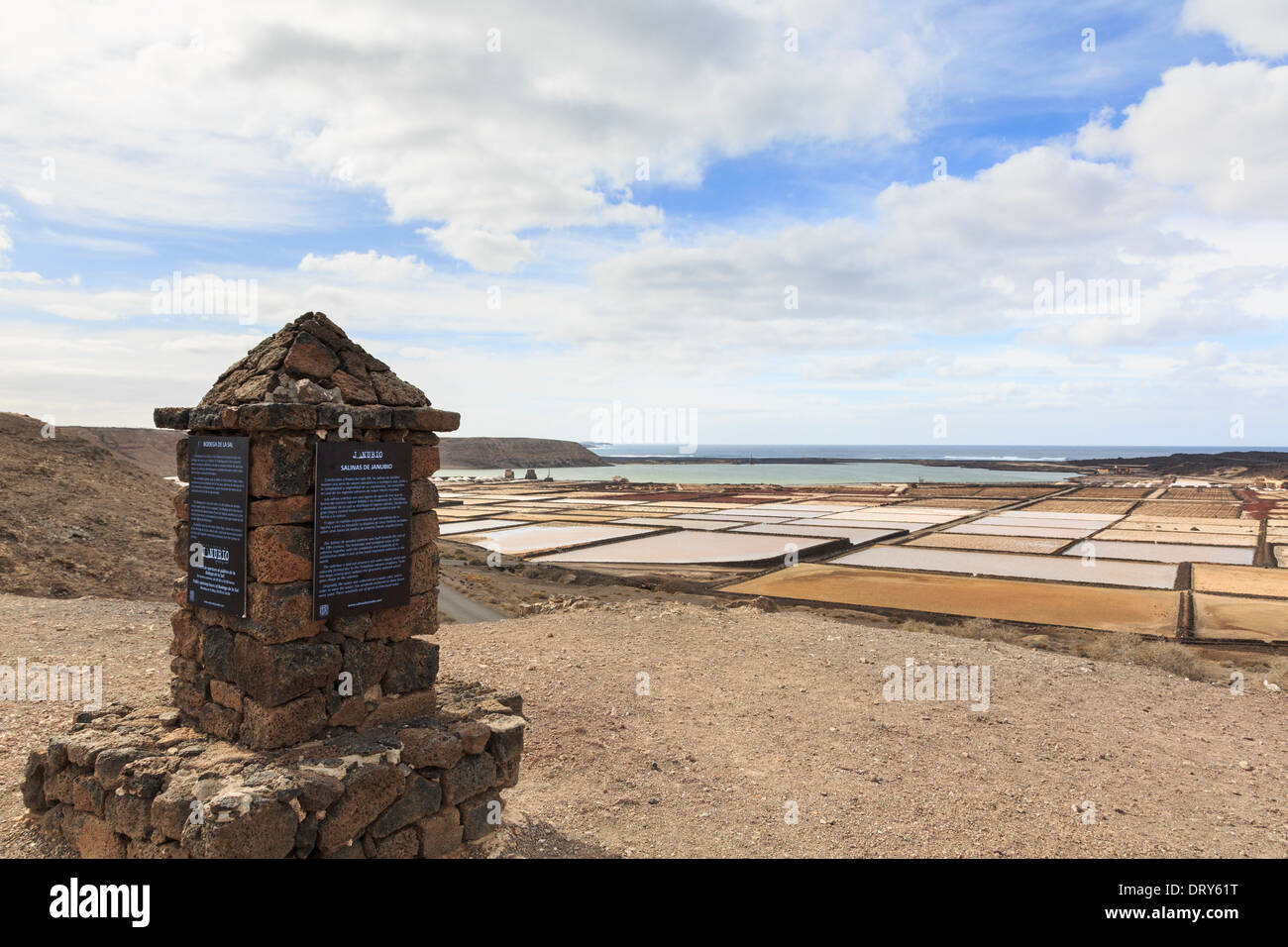 Segnale di informazione per il XIX secolo saltmine Salinas de Janubio la produzione di sale di mare sulla costa occidentale di Lanzarote isole Canarie Spagna Foto Stock