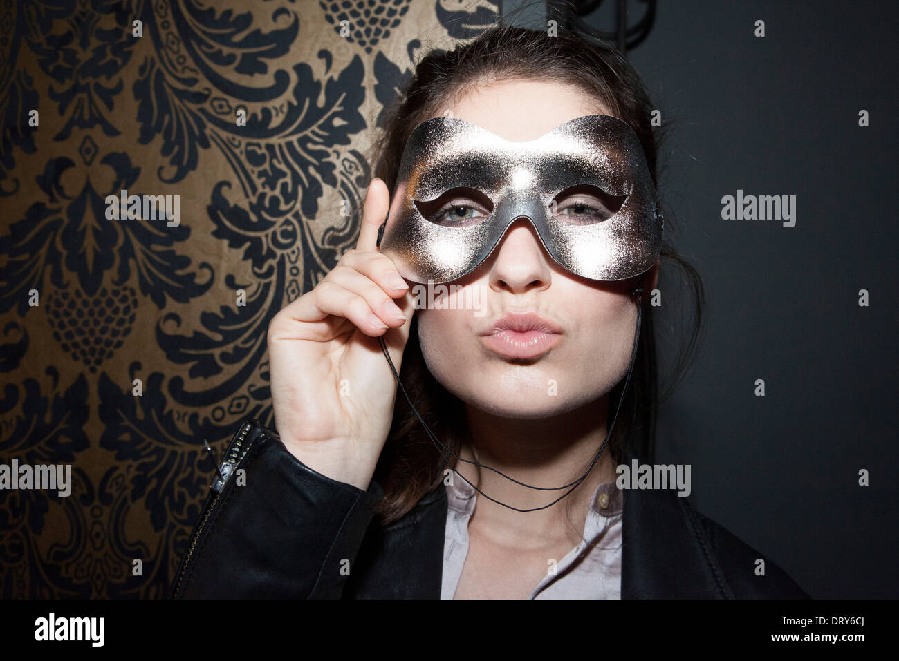 Donna che indossa la maschera di partito, esercitano le labbra, ritratto Foto Stock