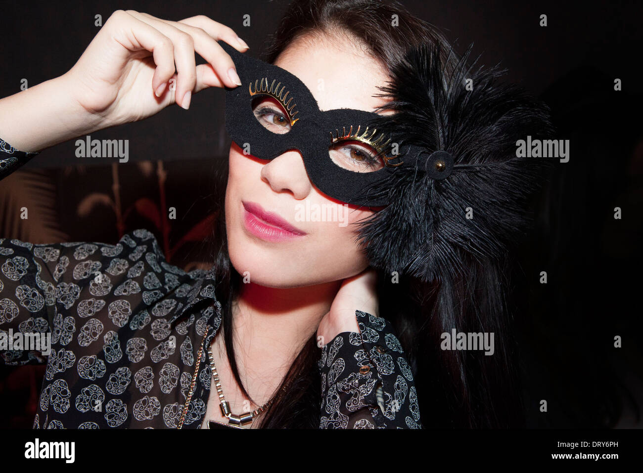 Donna che indossa la maschera di partito, ritratto Foto Stock