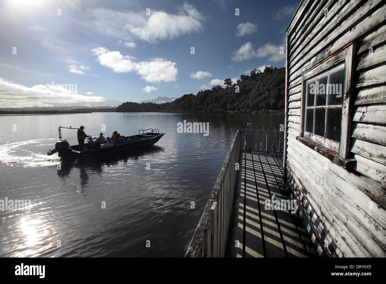 Okarito tour in barca lascia il wharf a Okarito, vicino a Franz Josef, Nuova Zelanda Foto Stock