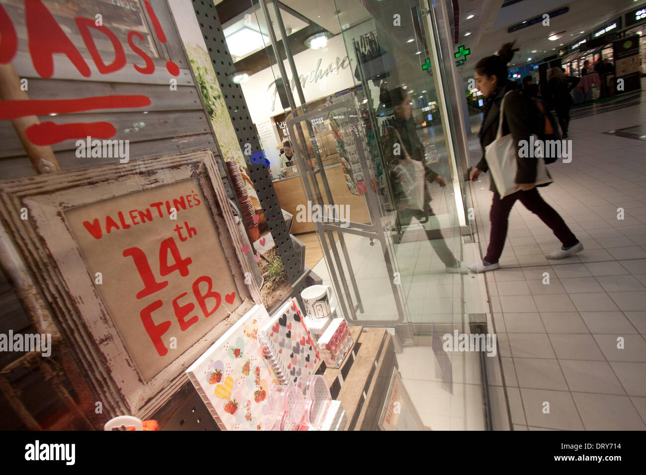 Il torneo di Wimbledon di Londra, Regno Unito. 4° febbraio 2014. Un negozio pubblicizza per il giorno di San Valentino nel febbraio 14 Febbraio nella finestra di credito: amer ghazzal/Alamy Live News Foto Stock