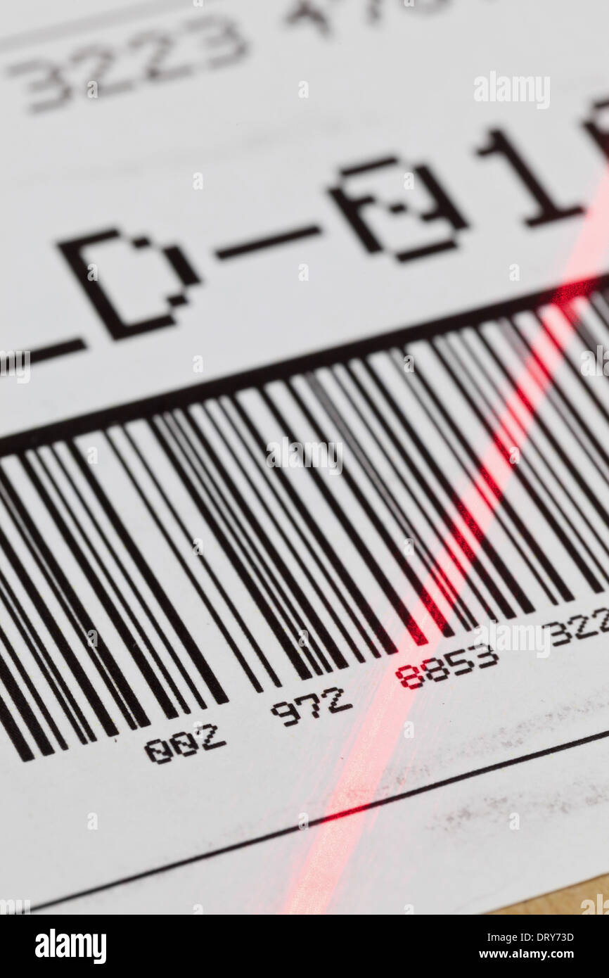 Codice a barre dell'etichetta di spedizione sulla scatola mediante scansione automatica dello scanner laser Foto Stock