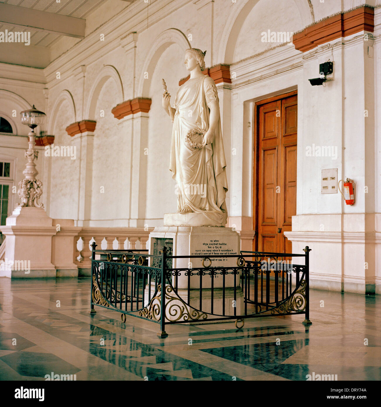 Statua della regina Victoria, il Museo Indiano. Calcutta, India Foto Stock