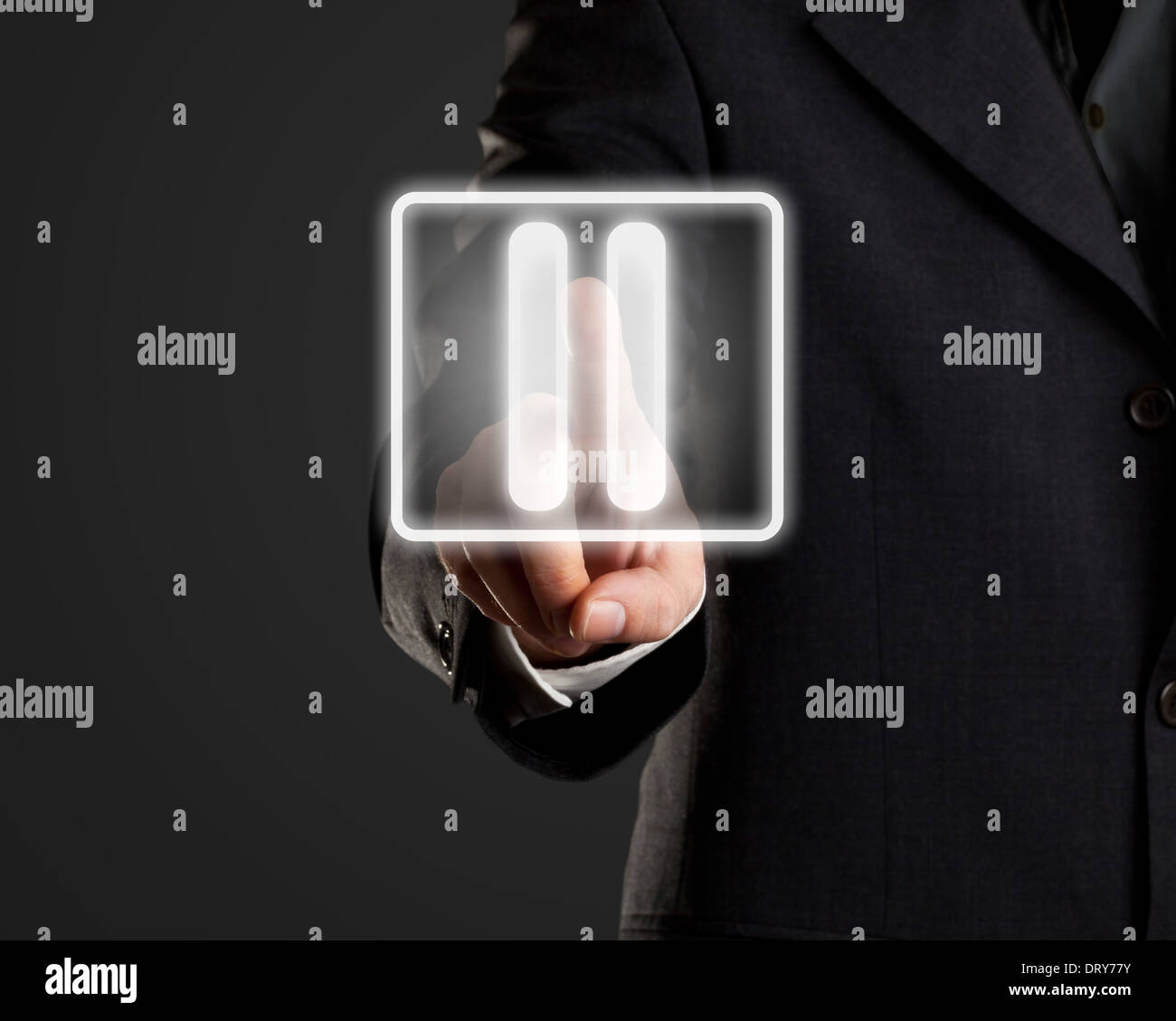 Imprenditore premendo il pulsante di pausa su schermo virtuale Foto Stock
