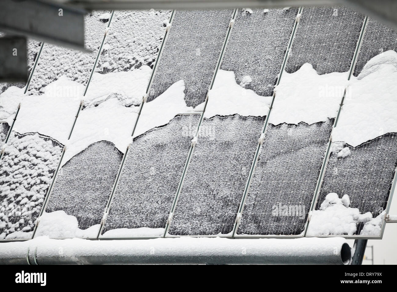 Primo piano dei pannelli solari fotovoltaici coperta di neve in inverno Foto Stock