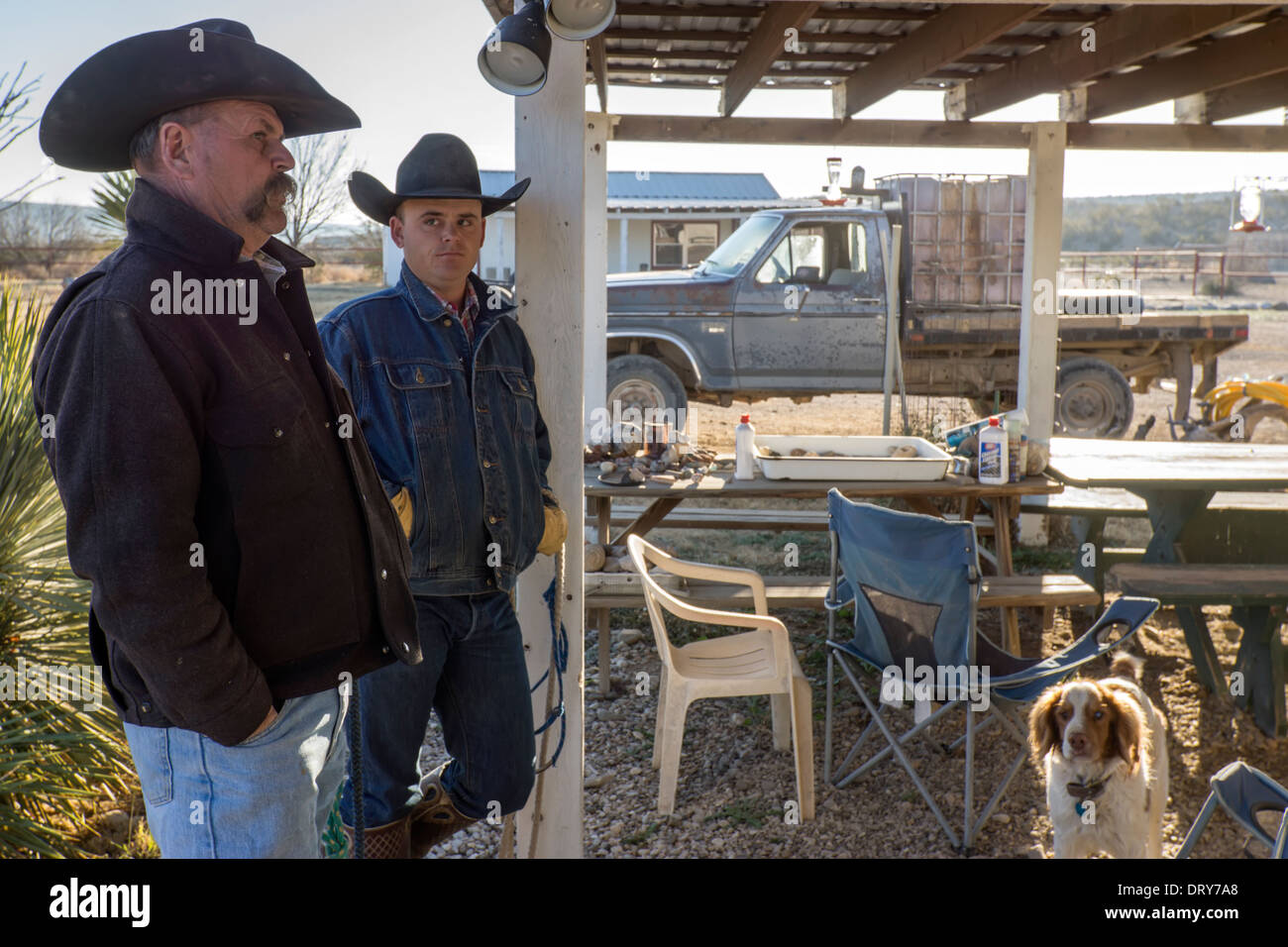 Allevatori della pianificazione della loro giornata di lavoro su un West Texas Ranch Foto Stock
