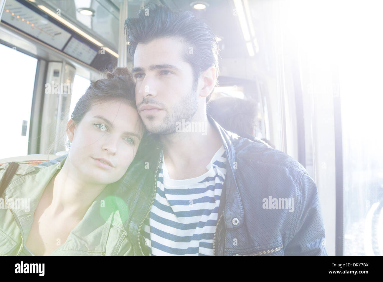 Coppia insieme sul treno, donna appoggiata la testa sull'uomo spalla Foto Stock