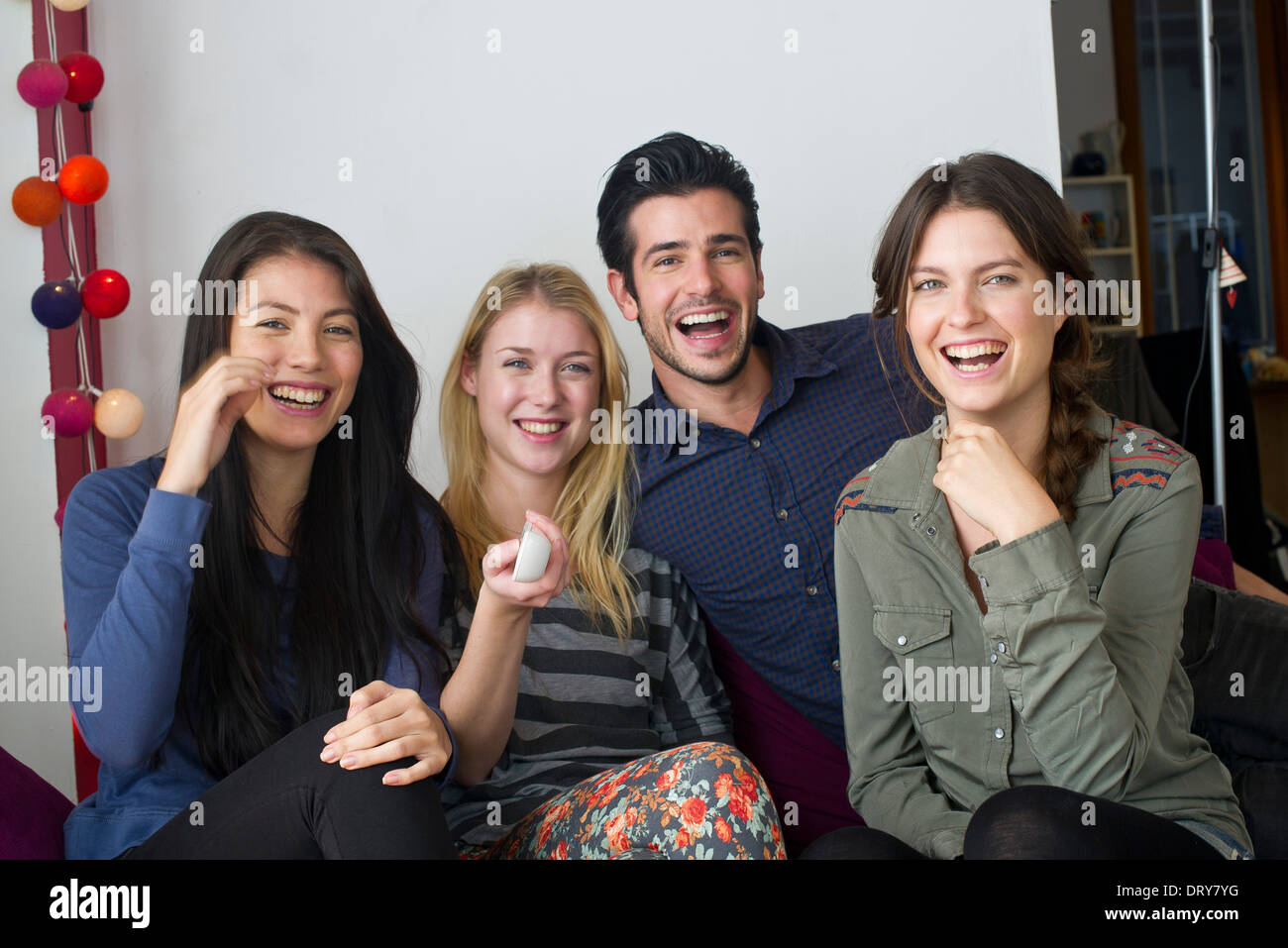 Gli amici a guardare film a casa insieme Foto Stock