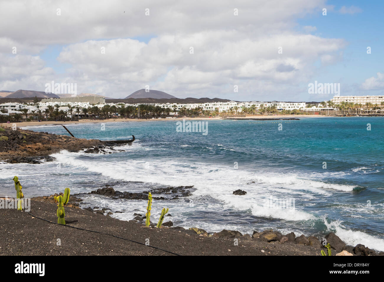 Vista su tutta la baia di Playa de Las Cucharas beach in Costa Teguise, Lanzarote, Isole Canarie, Spagna Foto Stock